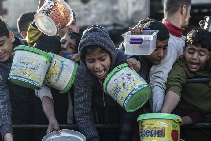 Niños mueren desnutridos en Gaza, mientras los alimentos esperan en camiones