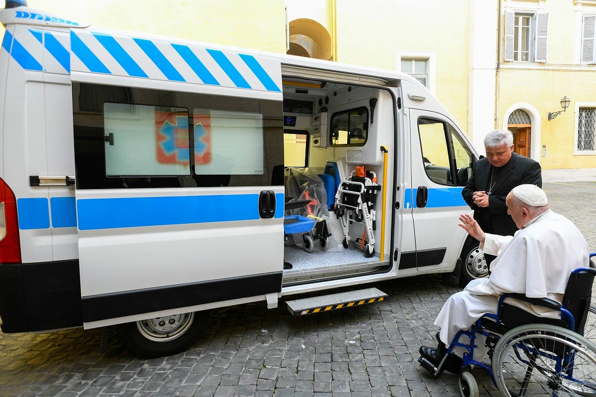 El papa dona una ambulancia a Ucrania, que servirá de centro de reanimación móvil