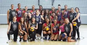 Integrantes selección de voleibol sostienen partido amistoso