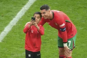 UEFA aumenta la seguridad en el campo en los partidos de la Eurocopa después de que los selfies persiguieran a Ronaldo