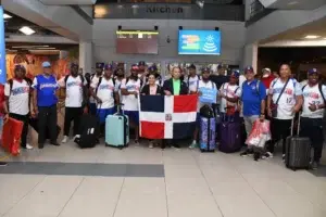 Equipo softbol RD llega al país tras ganar el primer lugar del Grupo A en México