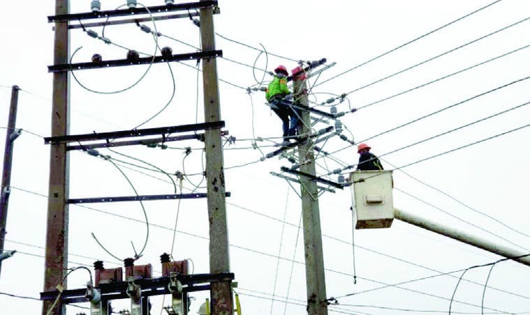 Hogares emplean estrategias ante ola de calor y apagones