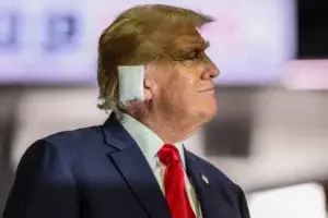 Seguidores de Trump: un parche en sus orejas para demostrar que son incondicionales