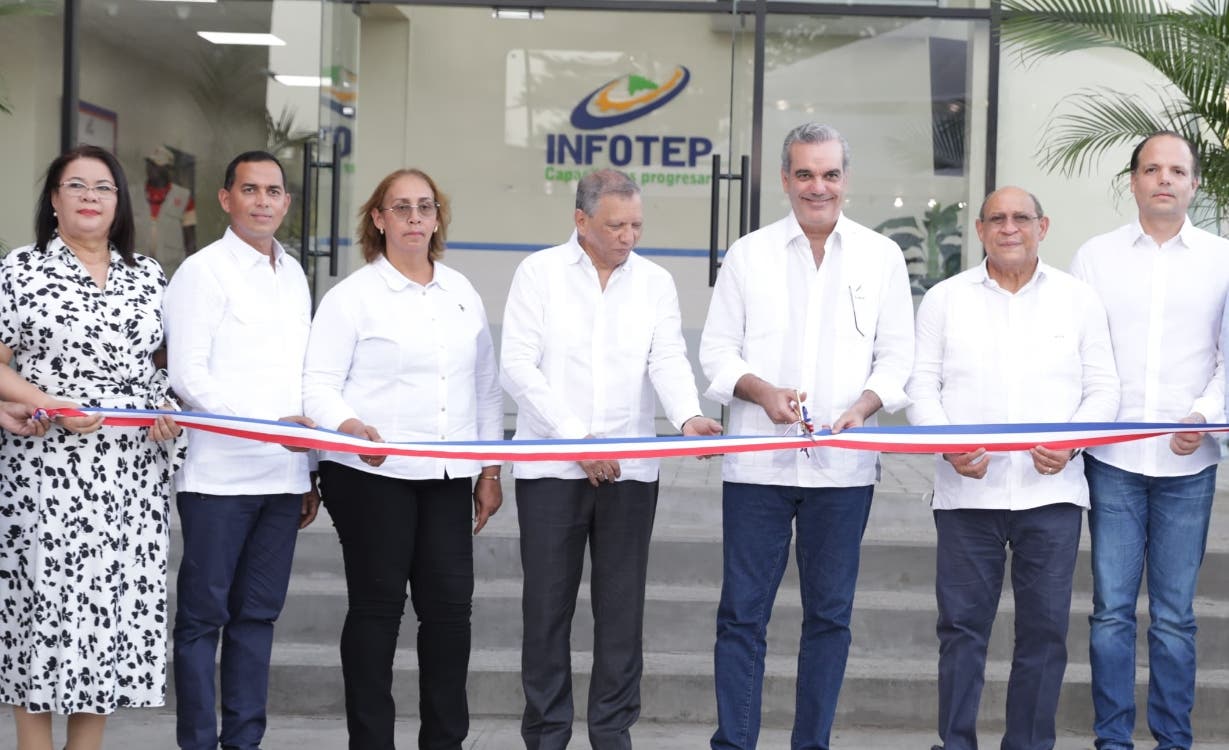 Luis Abinader entrega centro e inicia nuevo hospital