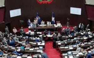 Abinader propone reducir a 137 el número de diputados