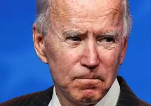 Crece la rebelión demócrata con trece congresistas que piden a Biden que “pase el testigo»