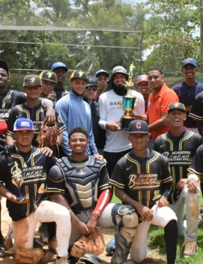 Osiris Reynoso, presidente de BPL, premia equipo Banana.