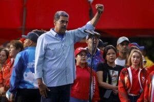 Maduro reitera promesas en la víspera de los comicios pese a prohibición por ley electoral