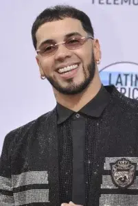 Anuel termina su show abruptamente