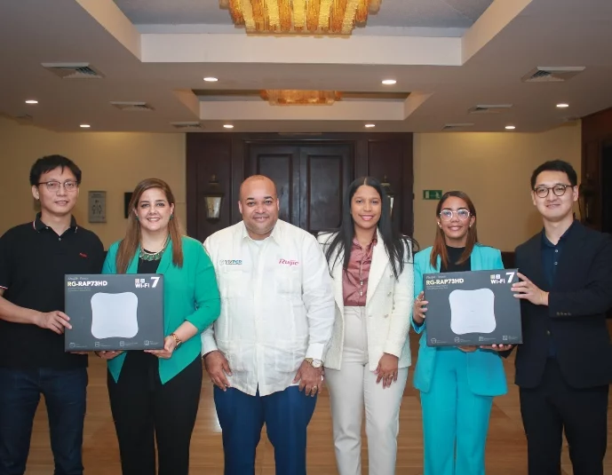 James Ray, Nayade Fragoso, Michael Castaños, Sarah Mariñez, Bárbara Valenzuela y  Jaime He.