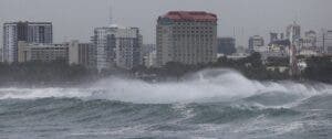 Huracán Beryl provoca lluvias y fuerte oleaje en costas Caribe