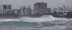 Huracán Beryl provoca lluvias y fuerte oleaje en costas Caribe