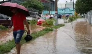 Onda tropical golpea el país con inundaciones urbanas repentinas