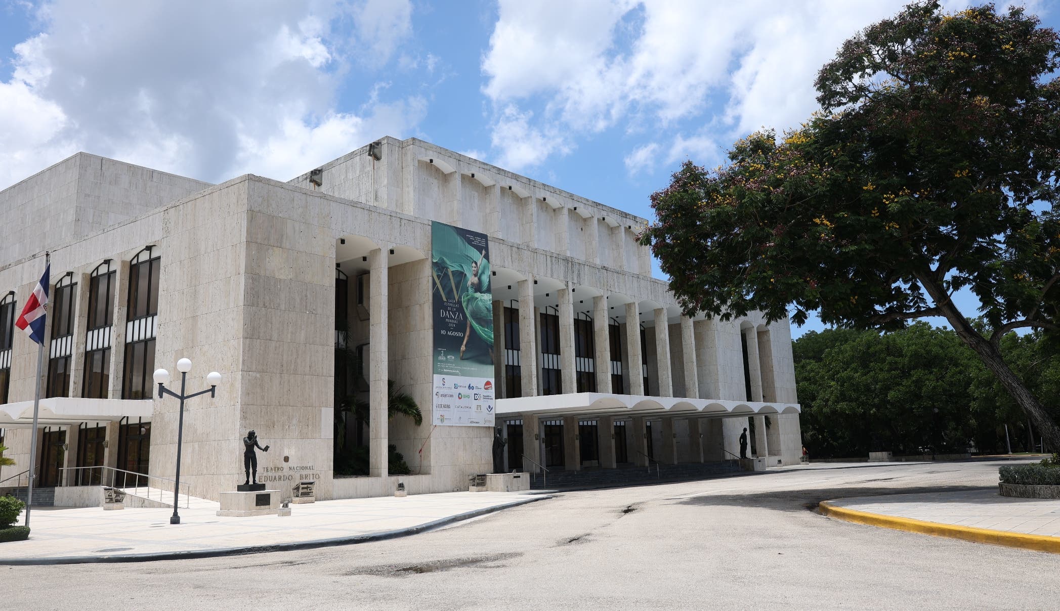 Legisladores aprueban juramentación de Abinader en el Teatro Nacional