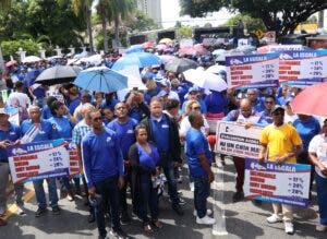 Cientos de profesores exigen mejoras para jubilados