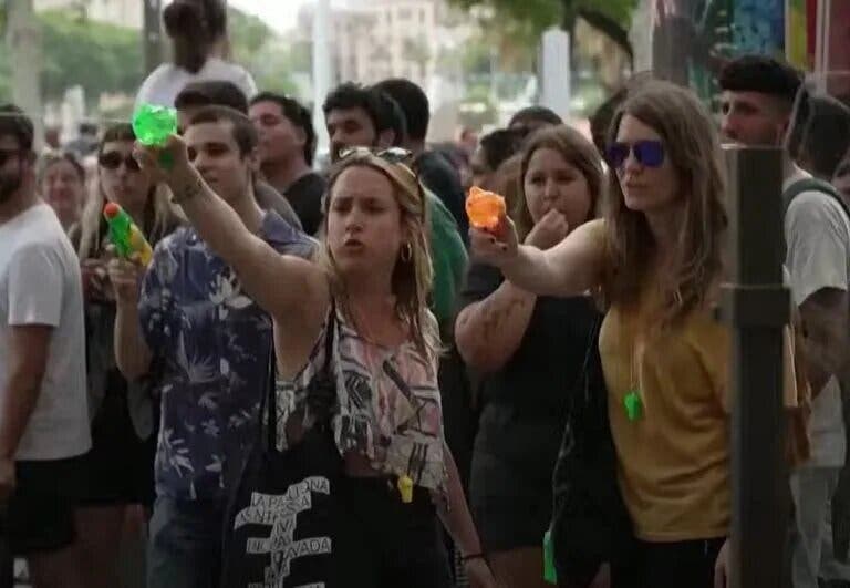 Miles de manifestantes le lanzaron agua a turistas que estaban almorzando en Barcelona