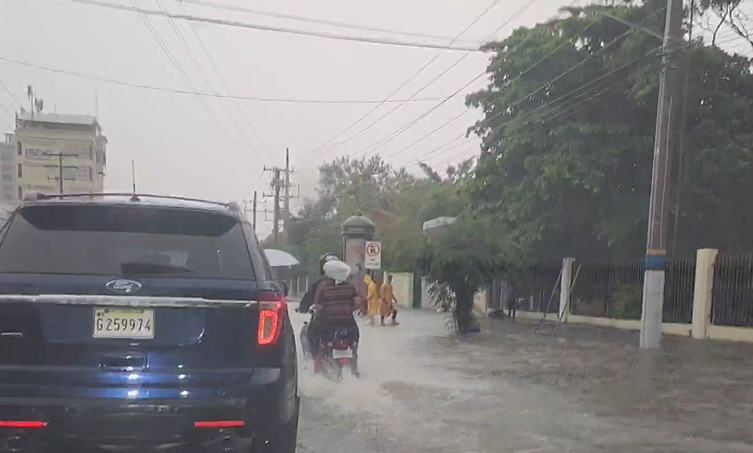 ¡Paraguas en mano! Aguaceros y tormentas eléctricas continuarán hasta la noche