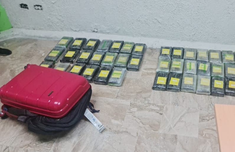 Las autoridades ocupan 41 kilos coca en maletas