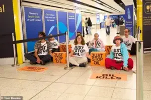 Ocho detenidos por una protesta ecologista en el aeropuerto de Gatwick