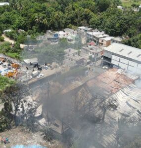 Una persona afectada por incendio en el KM 18 de la autopista Duarte