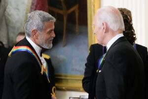 George Clooney también pide a Joe Biden que se retire de la contienda electoral