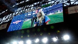 Cantante confiesa haber estado ebria durante su presentación en el himno del Derby de Jonrones