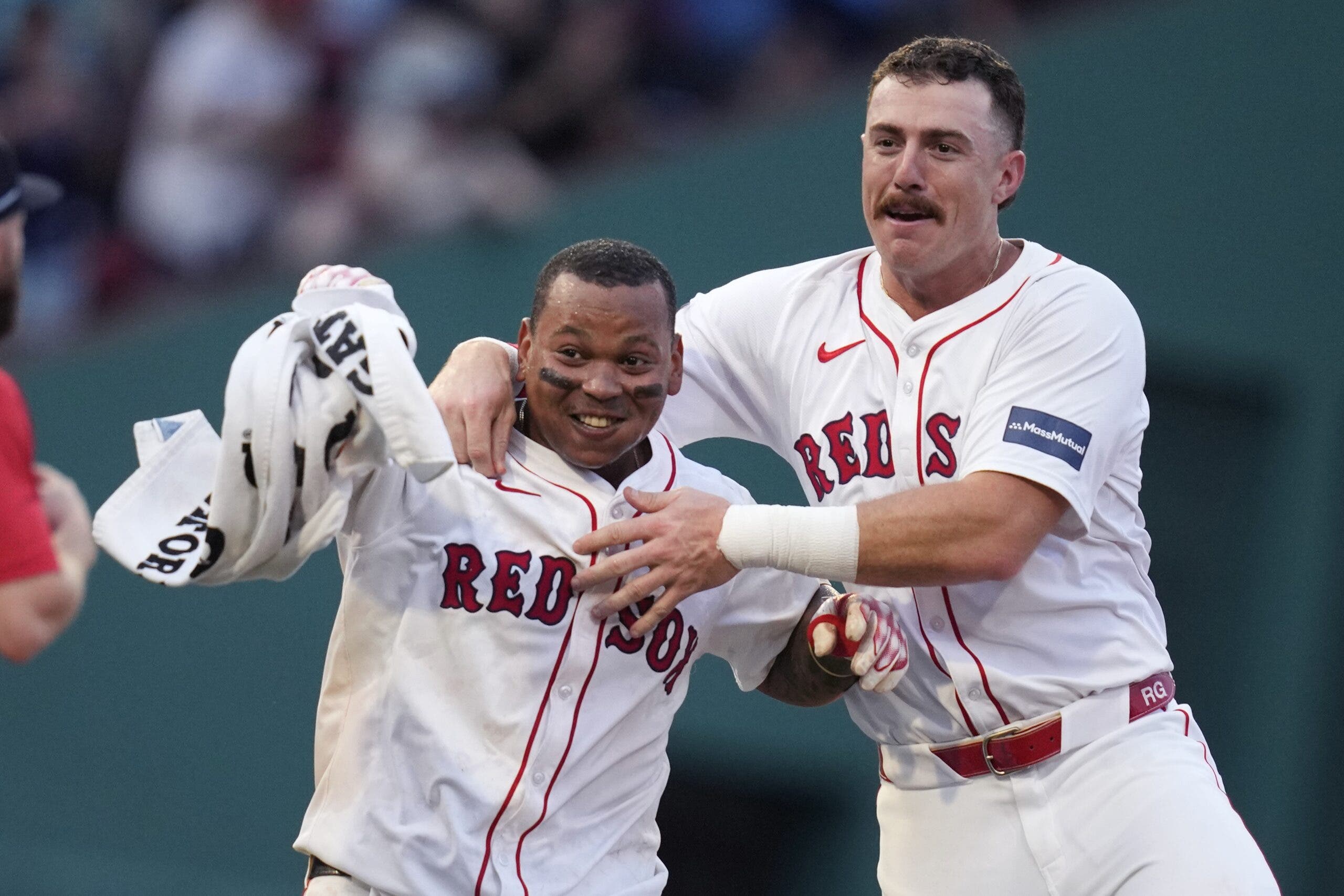 Devers pega doblete ganador en el décimo inning y Medias Rojas vencen a Marineros