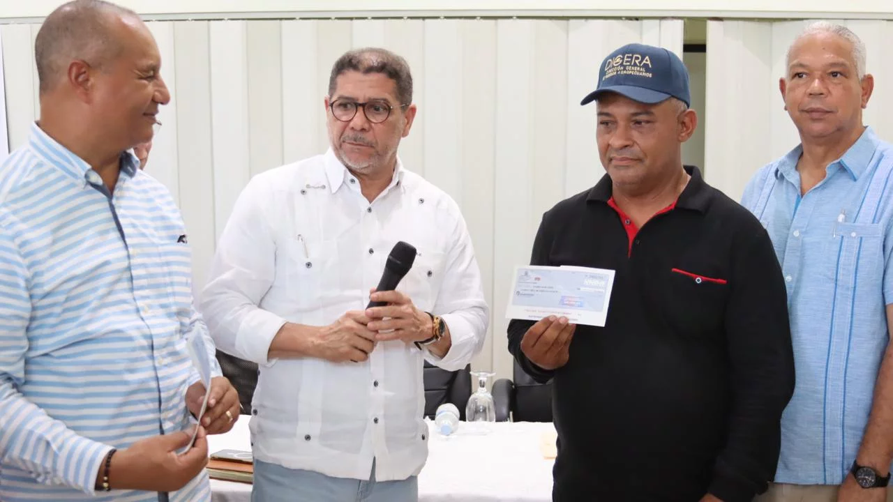 Agricultura entrega RD$4.3 millones a 85 productores de banano de Montecristi y Dajabón