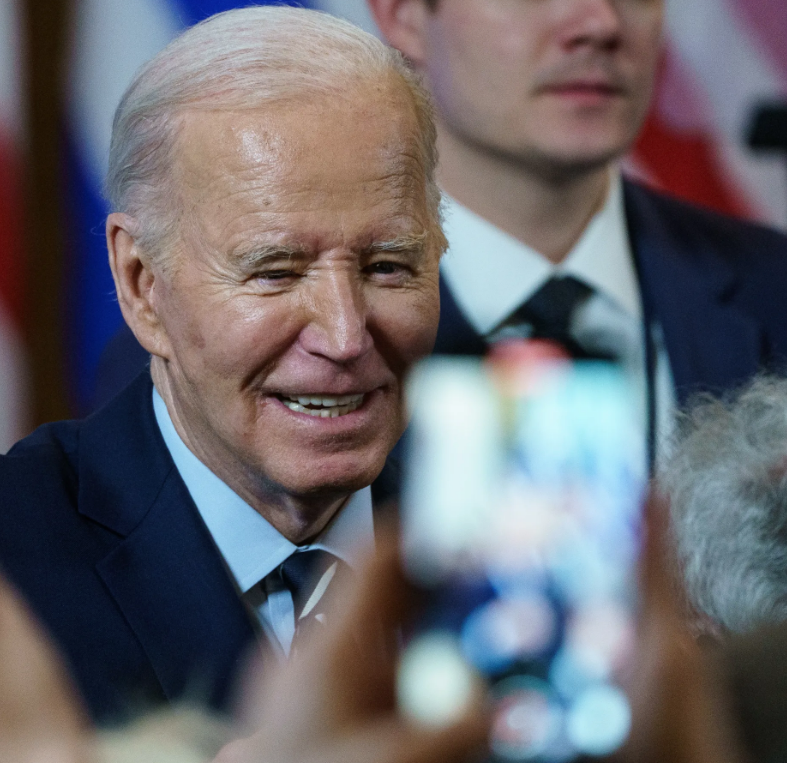 La campaña de Biden desoye las críticas y afirma que volverá pronto a la carretera