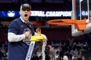 UConn y el entrenador Dan Hurley acuerdan un contrato de 6 años y 50 millones de dólares un mes después de rechazar la oferta de los Lakers