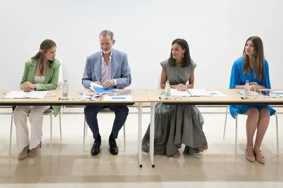 La reina Letizia de España asiste a un evento con un vestido alquilado