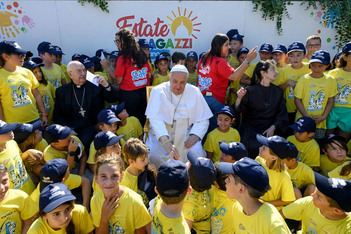 El papa visita a los niños del campamento de “Don Quijote” en el Vaticano