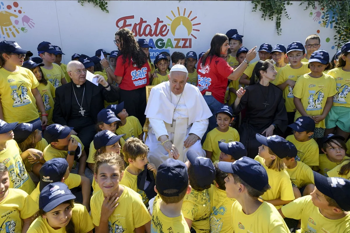 El papa visita a los niños del campamento de “Don Quijote” en el Vaticano