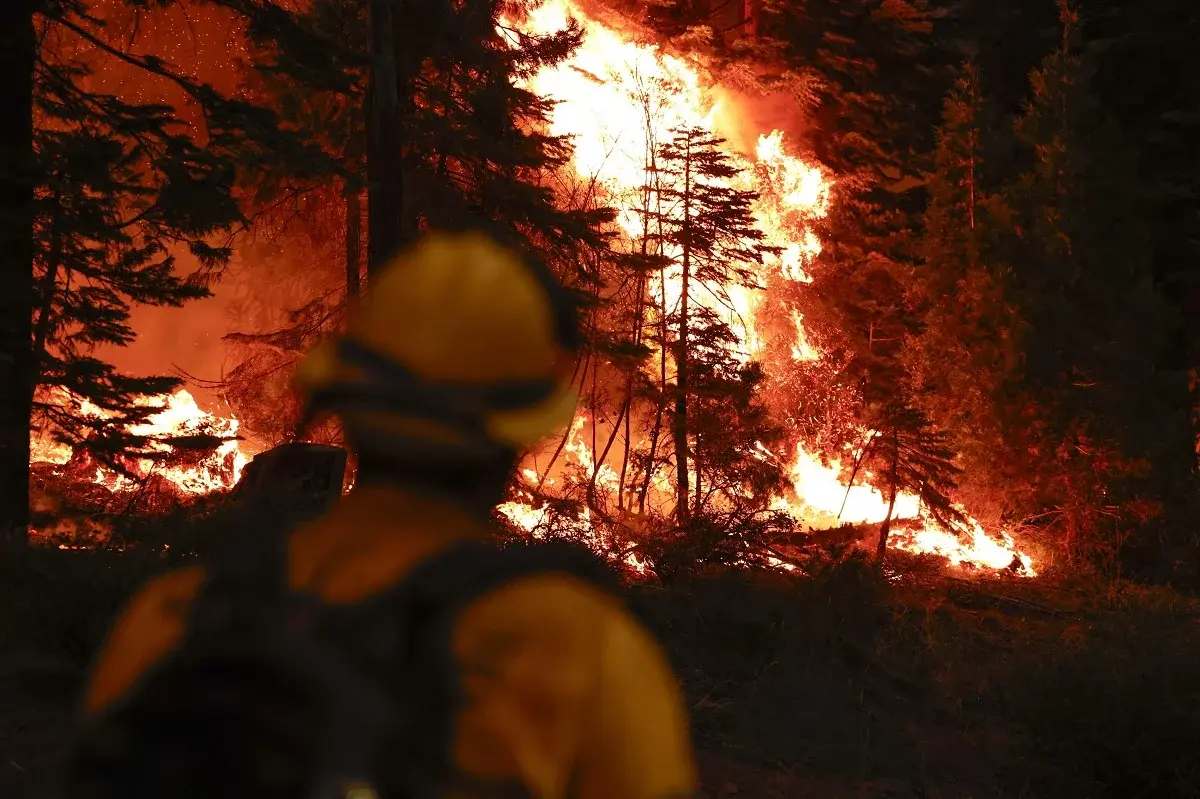 Más de cuatro mil bomberos tratan de combatir el peor incendio de California de este año