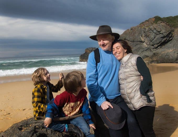 Tras su liberación, un recuperado Julian Assange disfruta con su esposa e hijos en la playa
