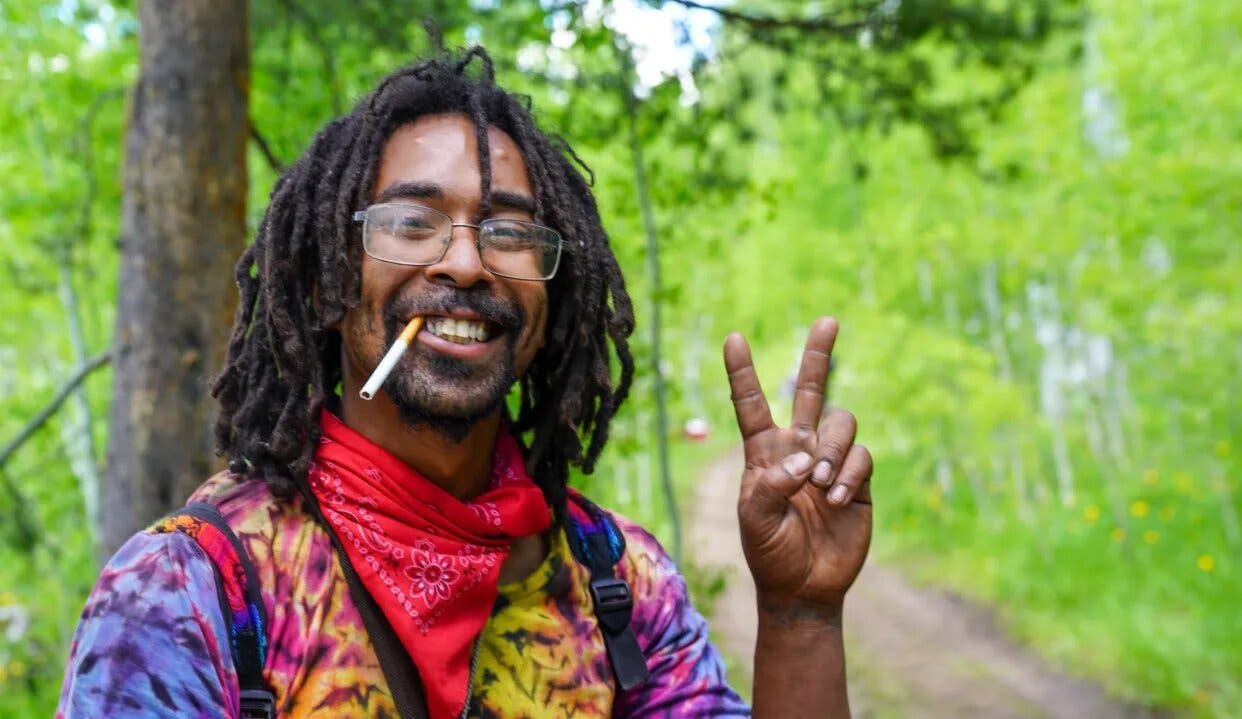 Más de 10 mil «hippies» en un remoto bosque: esta es la Familia Arcoíris y así los están echando