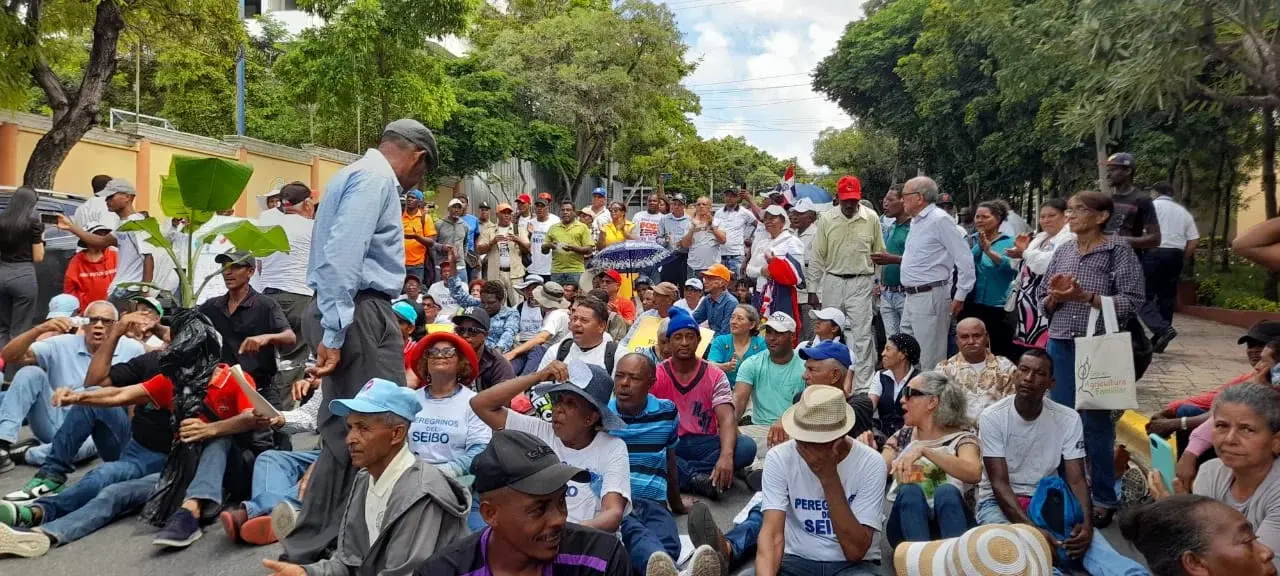 Peregrinos de El Seibo llegan al Palacio Nacional en busca solución de tierra