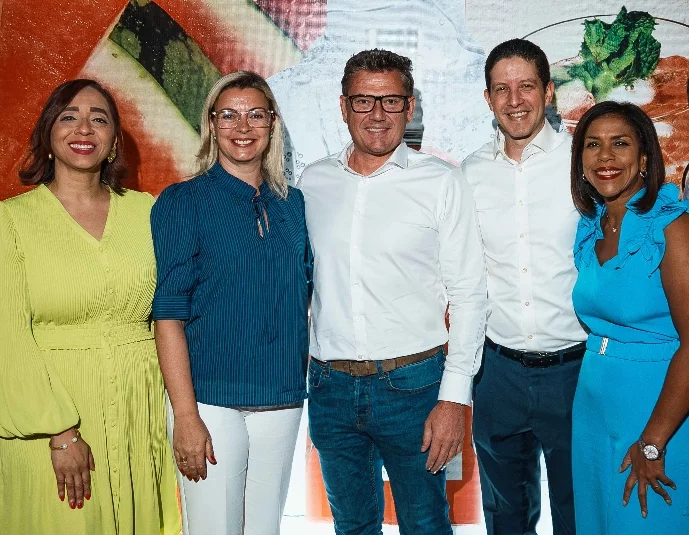 Jorge González, Karina Holguín, Helena Dionisio, Nicolás Payet, Mario Pujols, Wanda González, David Mizhari y Jean L. Beras.