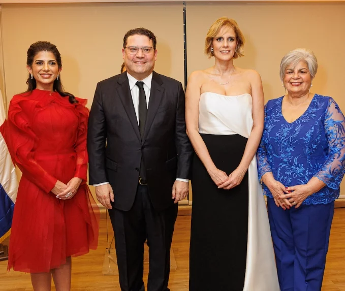 Yamily López Souri, Eduardo Sanz Lovatón, Rocío Regalado y Agustina Méndez de Regalado. Yamily López Souri, Eduardo Sanz Lovatón, Rocío Regalado y Agustina Méndez de Regalado.