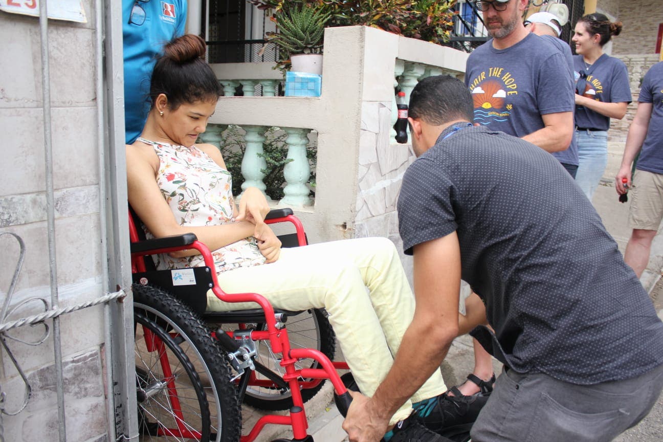 Entregan sillas de ruedas a personas con discapacidad y de escasos recursos