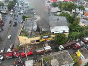 Dos bomberos resultan afectados en incendio registrado en una tienda en Haina