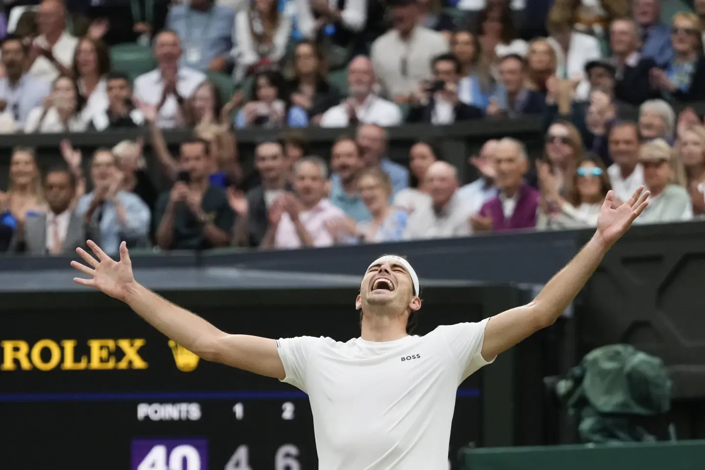 Taylor Fritz vence a Alexander Zverev en Wimbledon. Novak Djokovic se divierte con el público