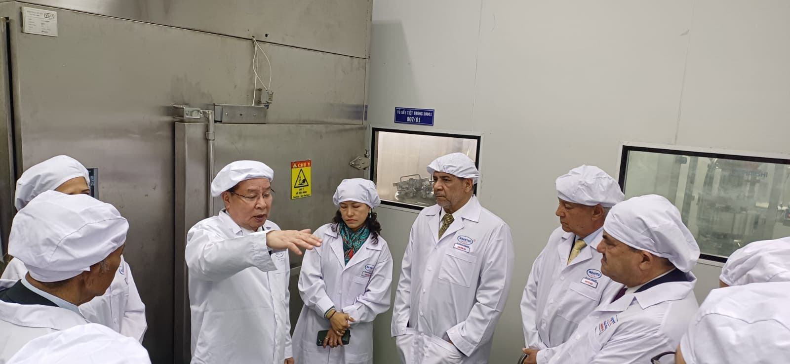 Limber Cruz y delegación de porcicultores dominicanos visitan laboratorio pionero en la vacuna contra la PPA