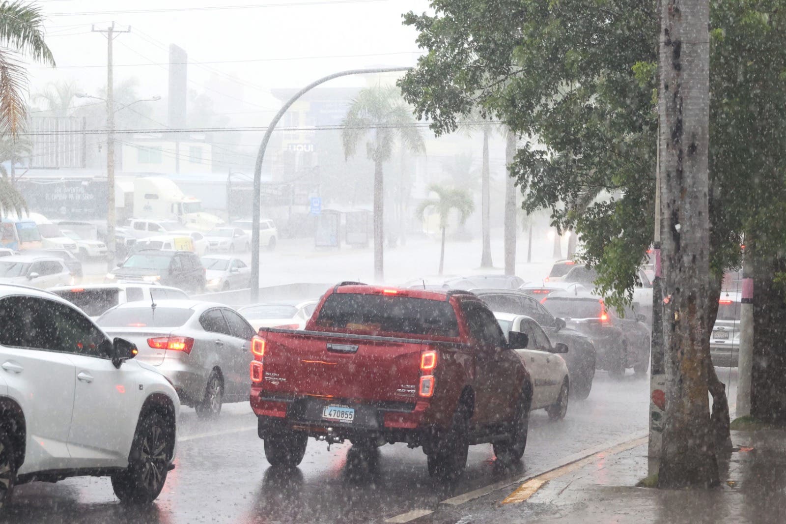 Paraguas en mano: Vaguada y onda tropical provocarán lluvias en varias provincias