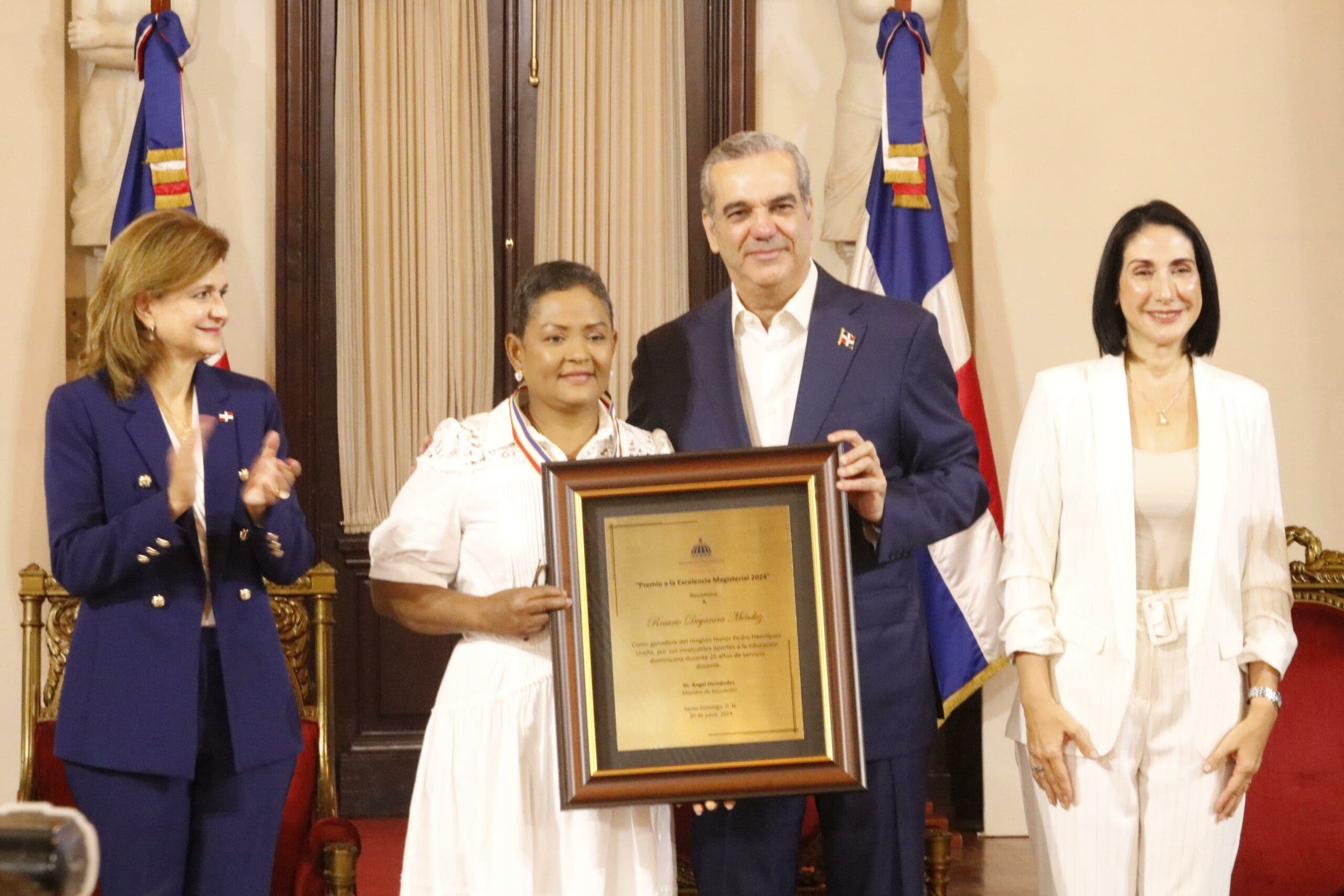 Maestra de la Regional 15 reconocida con mención de honor en Presidencia