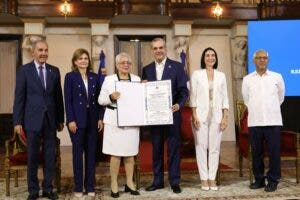 Abinader entrega Premio a la Excelencia Magisterial 2024 a cinco docentes