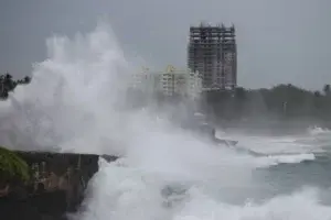 Cierran tramo del Malecón de Santo Domingo por los efectos de Beryl