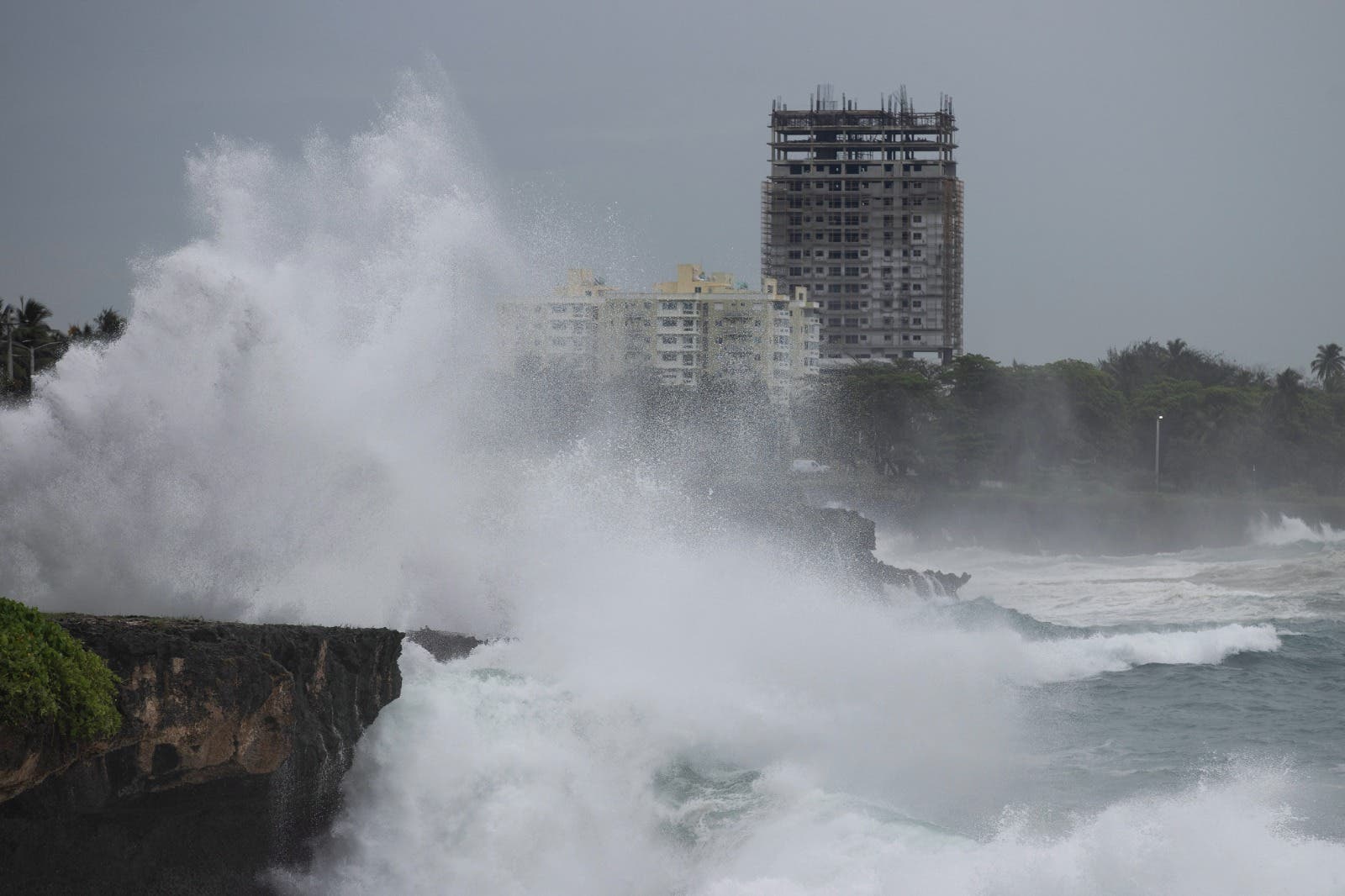 Cierran tramo del Malecón de Santo Domingo por los efectos de Beryl