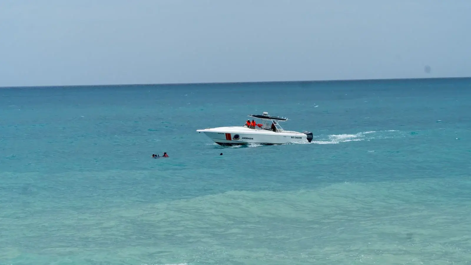 Rescatan con vida a una mujer que cayó al mar