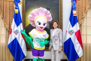 Raquel Peña recibe a Taní,  mascota de la Copa Mundial Femenina Sub-17